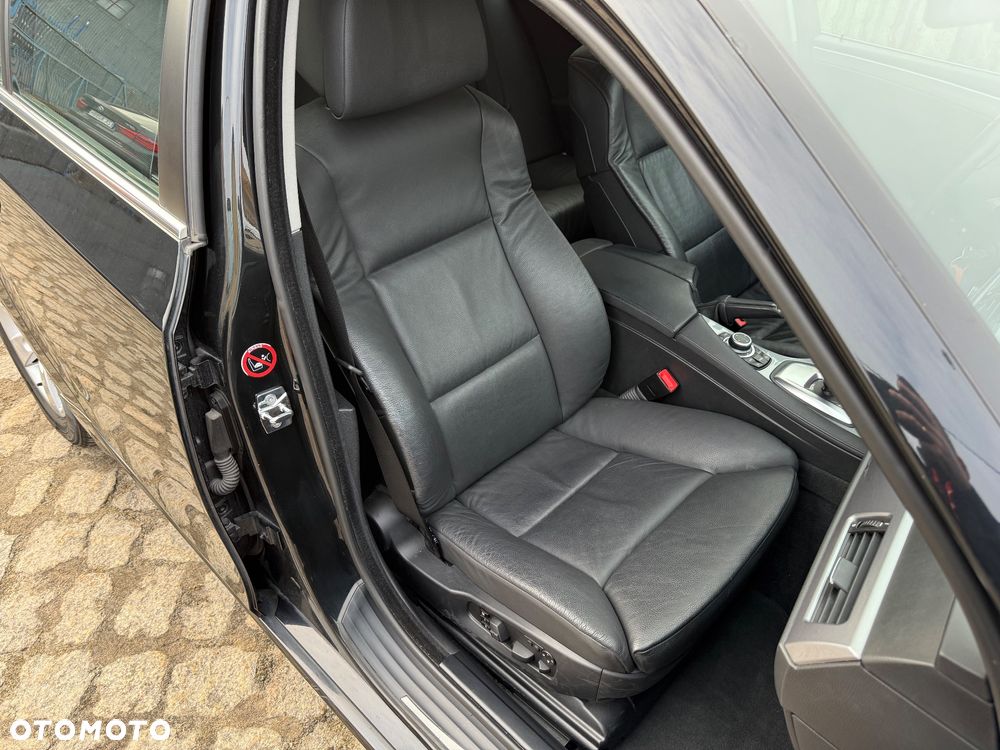 BMW Seria 5 525d - 29