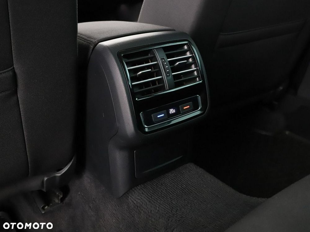 Volkswagen Passat Variant 2.0 TDI SCR DSG (BlueM Tech) Comfortline - 37