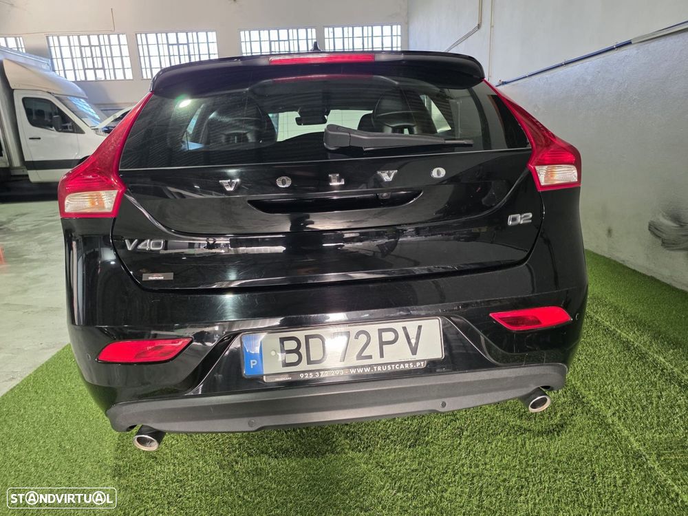 Volvo V40 2.0 D2 Momentum - 3