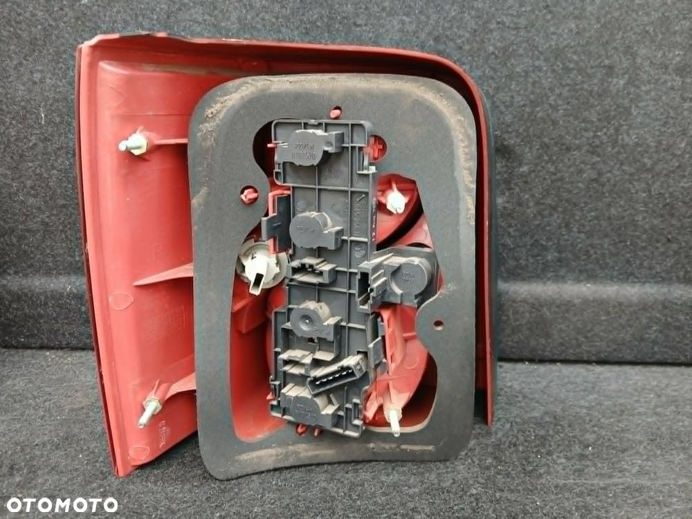 Volkswagen Passat B5 kombi lift lampa tylna prawa. - 3