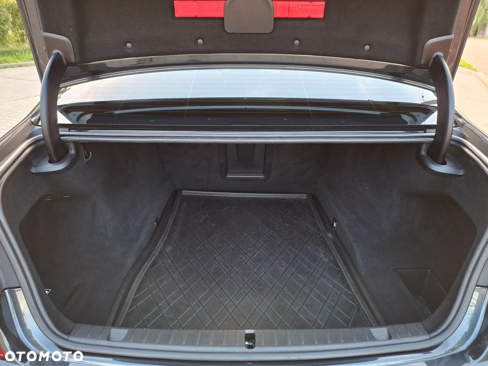 BMW Seria 7 750i xDrive - 33