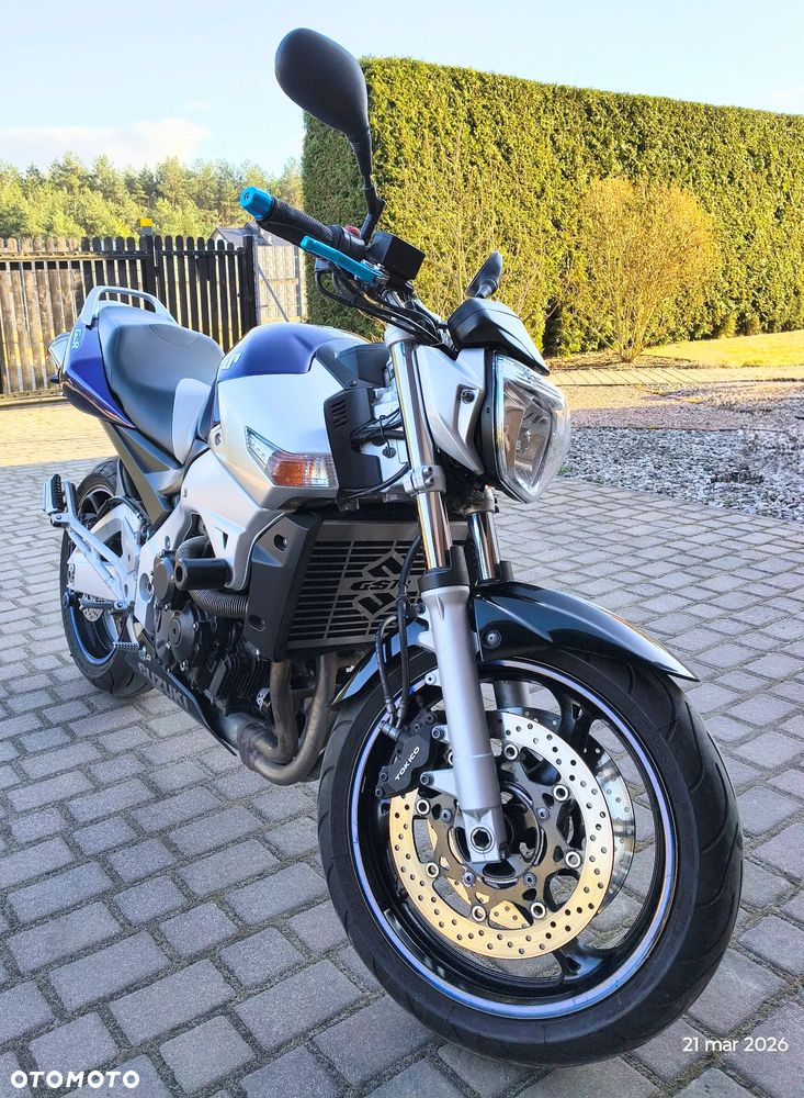 Suzuki GSR - 8