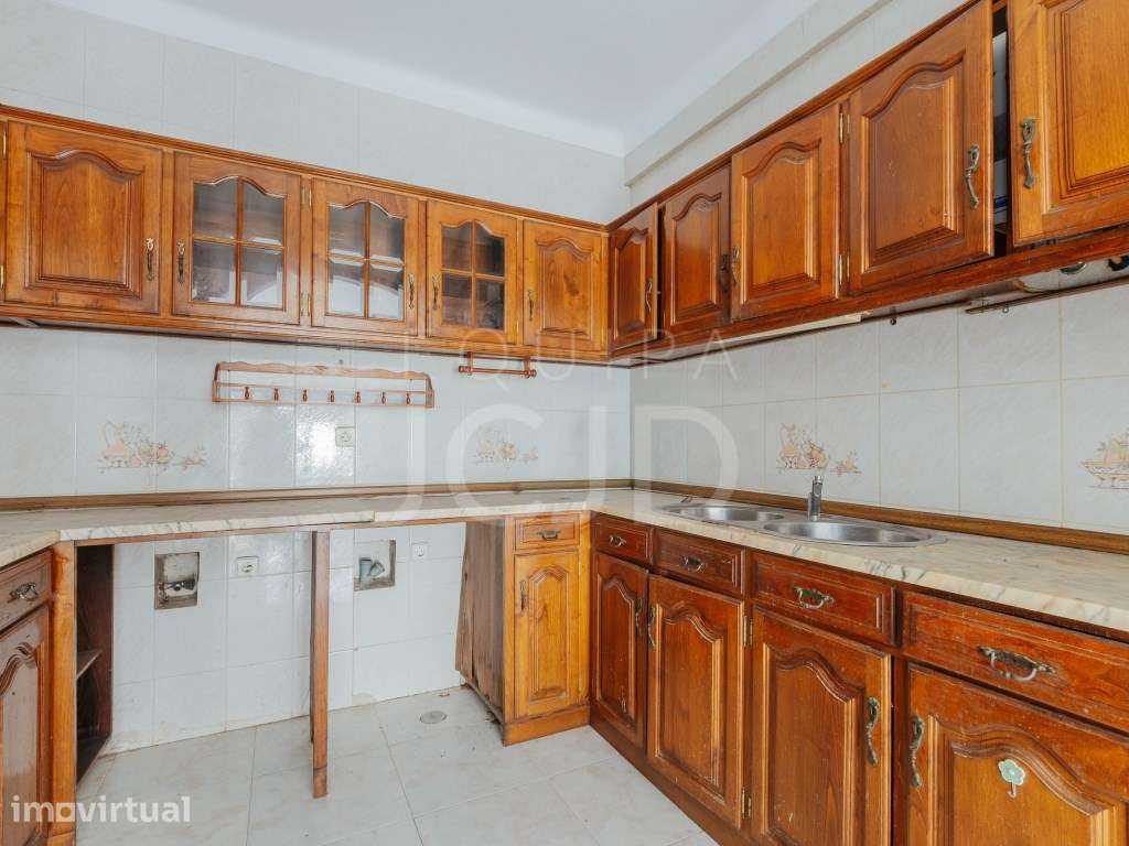 Moradia Triplex T3 para Remodelação com Terraço e Vista Desafogada ... - Grande imagem: 4/54