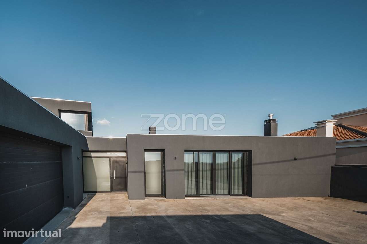 Moradia T4 Moderna com Piscina e Rooftop em Ponta Delgada - Grande imagem: 4/48
