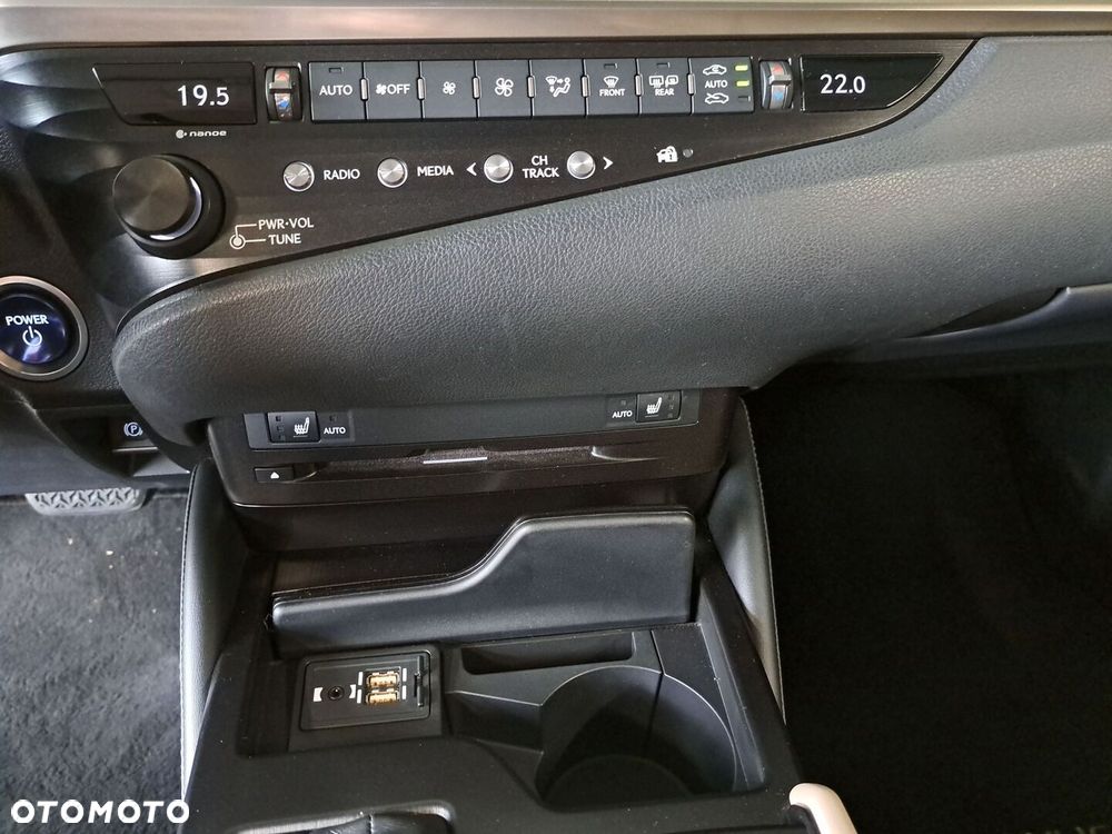 Lexus ES 300h Business Edition - 28