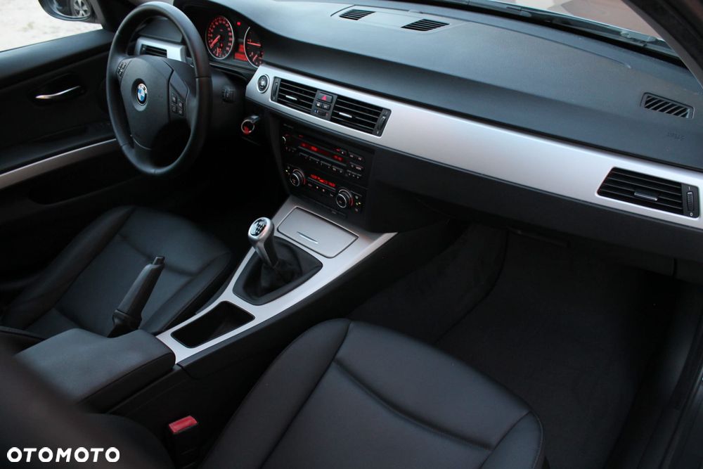 BMW Seria 3 318d DPF Edition Exclusive - 23
