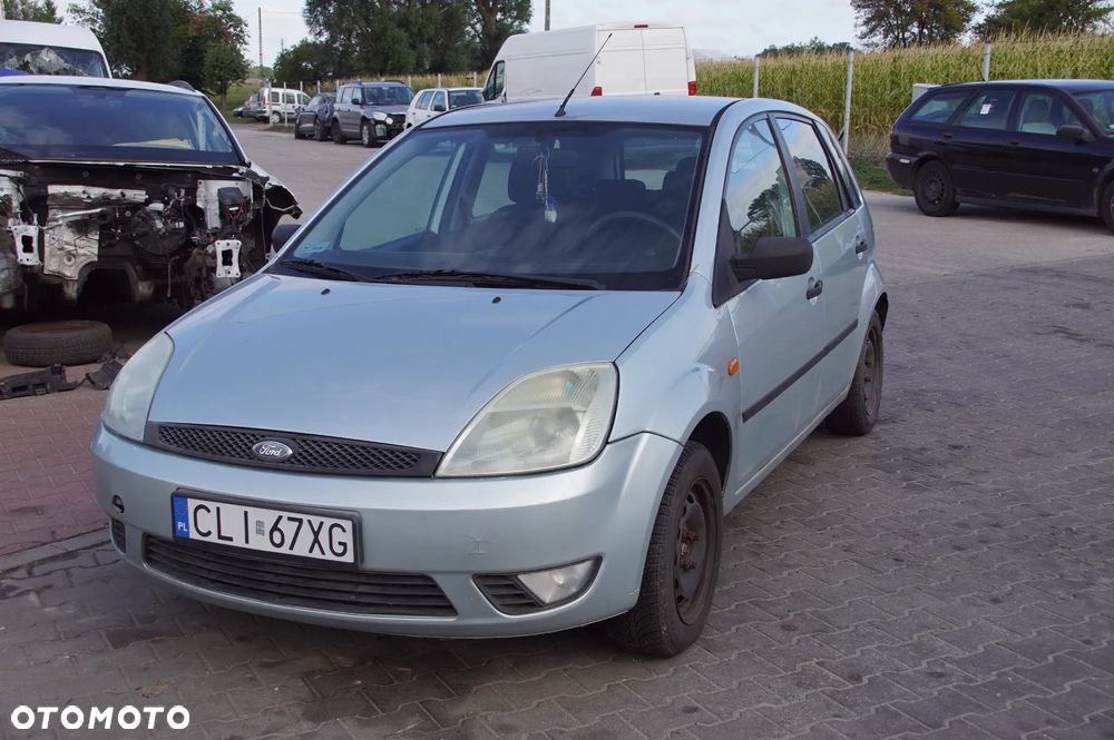 Auto na części - Ford Fiesta MK6 1.3 8V 70 KM A9JA 2S6R-7F094-DA Vitro 2003R Silnik Skrzynia Błotnik Drzwi Szyba Maska Klapa Zderzak Lusterko Sterownik Moduł Czujnik Deska Kokpit Licznik - 1