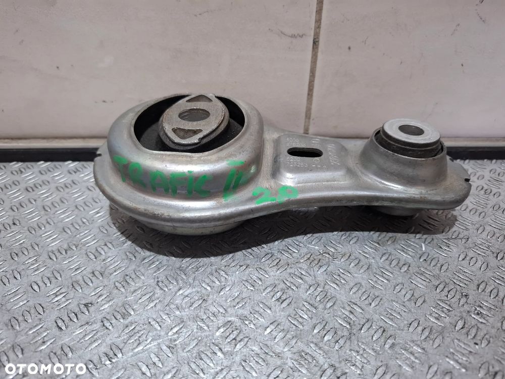 Łapa poduszka silnika Renault Trafic II 2011 rok 2,0D nr 8200725253A - 2