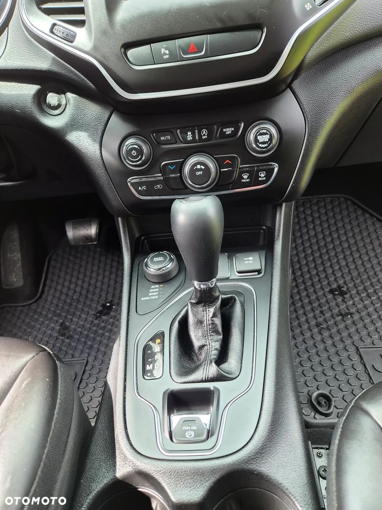 Jeep Cherokee - 24