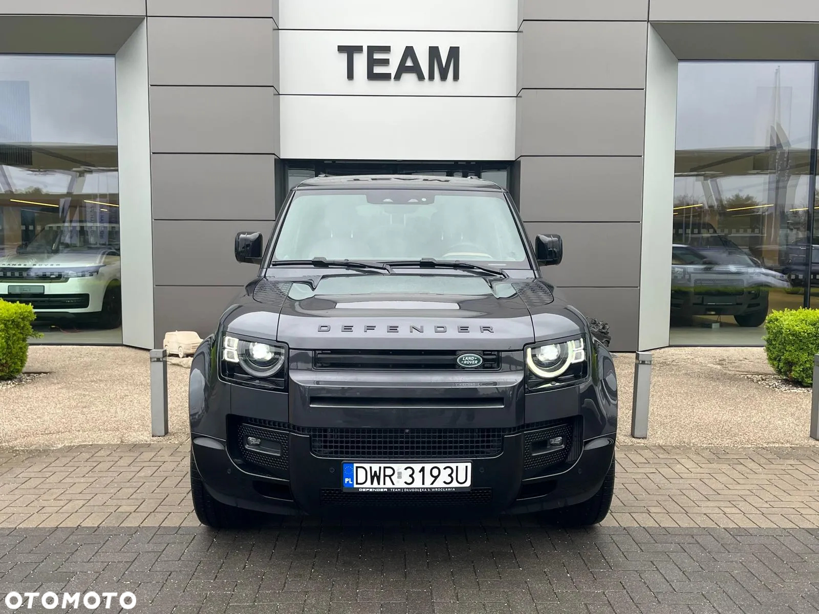Land Rover Defender - 2