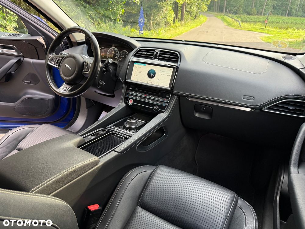 Jaguar F-Pace 20d AWD R-Sport - 18