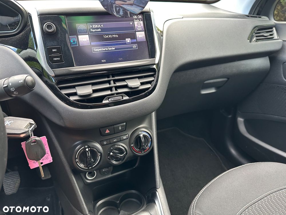 Peugeot 208 - 8