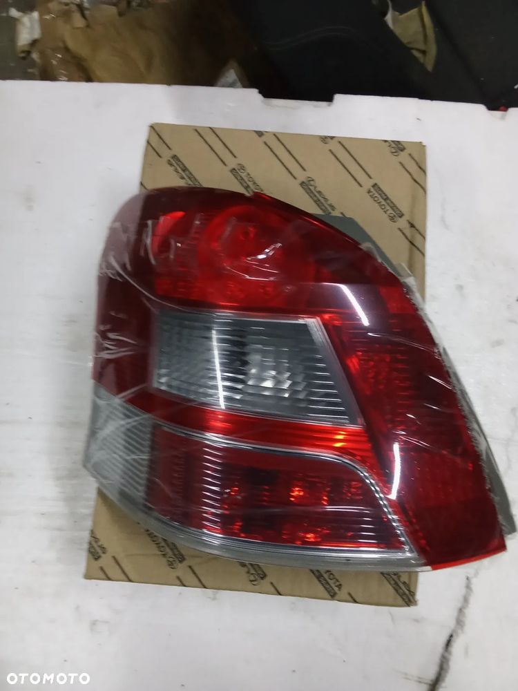 Toyota Yaris 2009 rok lampa tył 81561-0D251 - 1