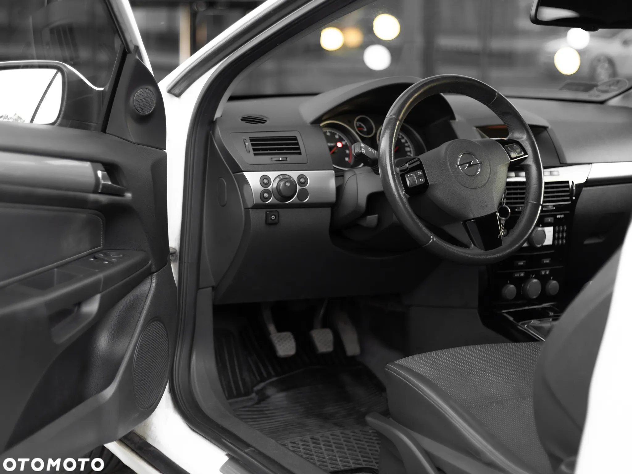 Opel Astra GTC 1.6 Black&White - 11