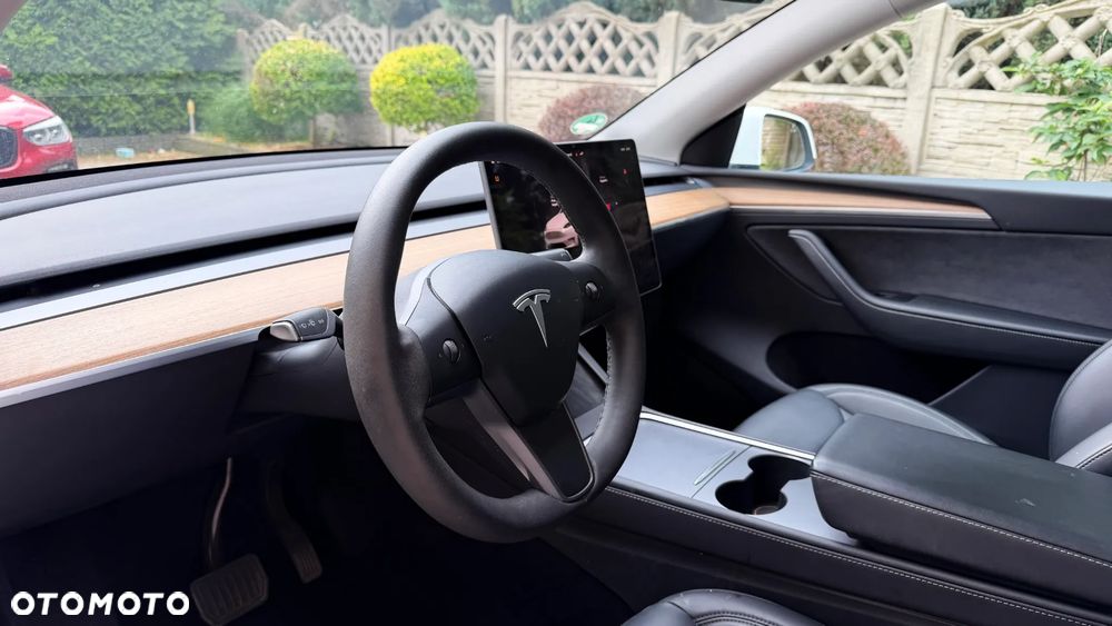 Tesla Model Y Long Range AWD - 19