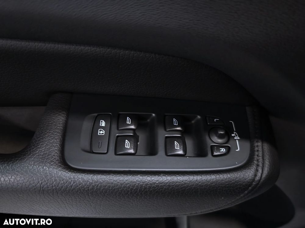 Volvo XC 60 B5 MHEV AWD R-Design - 30