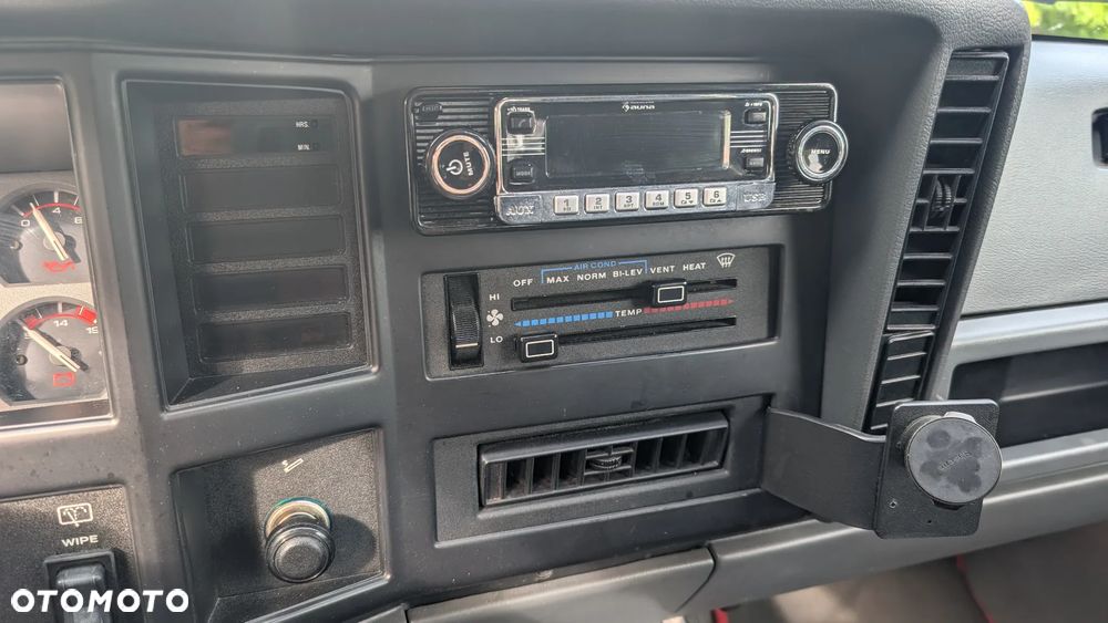 Jeep Cherokee - 12