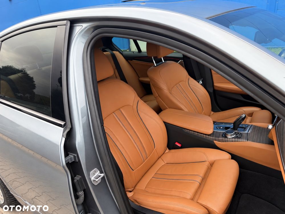 BMW Seria 5 M550i xDrive - 29