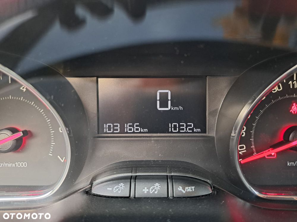 Peugeot 208 - 5