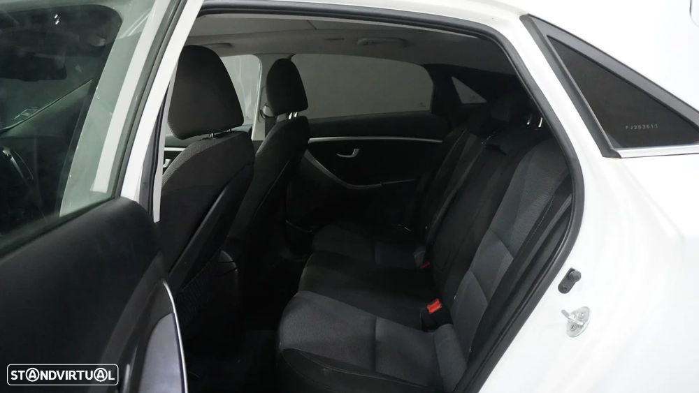 Hyundai i30 1.6 CRDI Blue Comfort AC Auto+J17 - 9