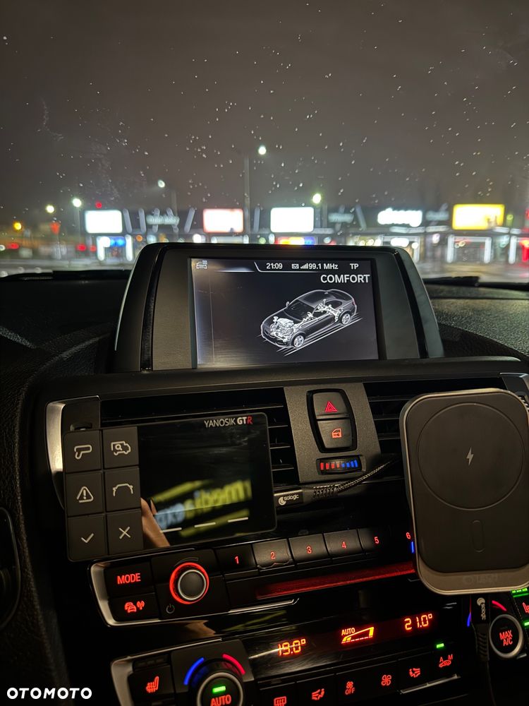 BMW Seria 2 218d - 32