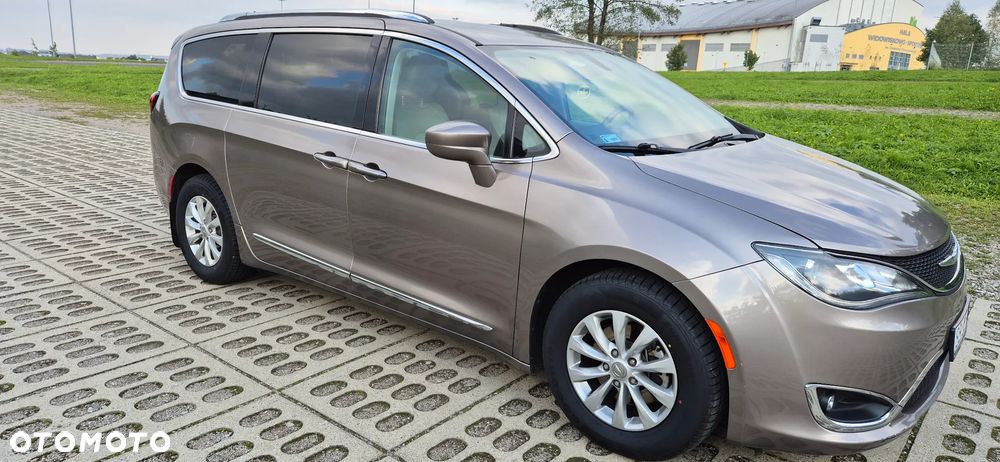 Chrysler Pacifica - 4
