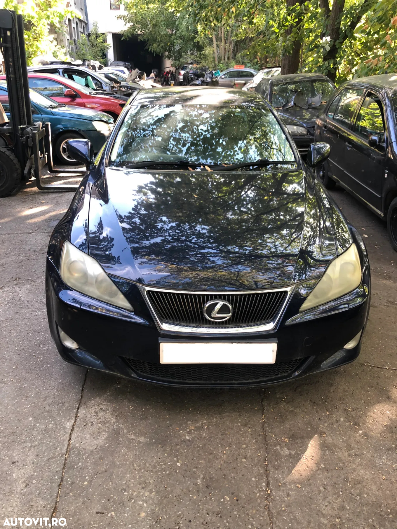 Dezmembrez Lexus IS 220D - 3
