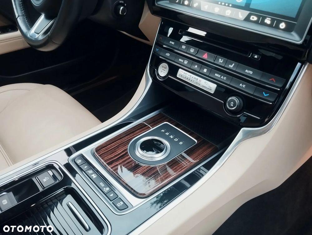 Jaguar XE 20t R-Sport - 25