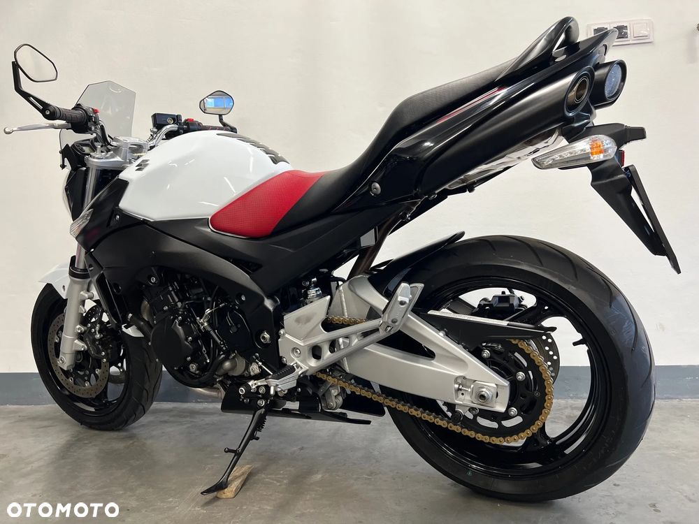 Suzuki GSR - 4