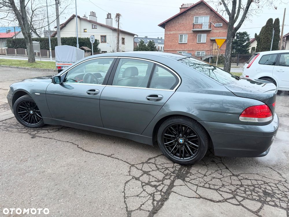 BMW Seria 7 745i - 12