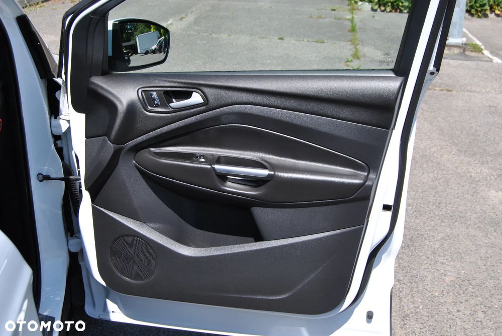 Ford Kuga 2.0 TDCi 2x4 Titanium - 36