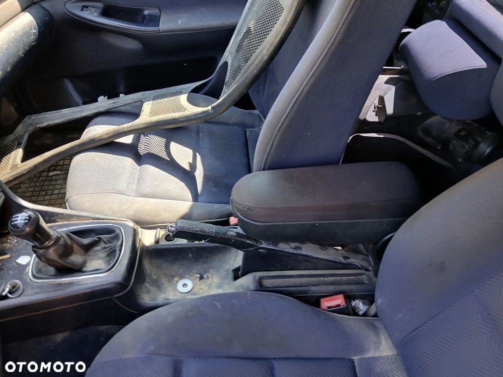 audi A4 B5 sedan fotel fotele kanapa deska kokpit podsufitka boczek boczki klamka podłokietnik licznik - 5