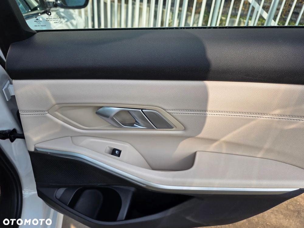 BMW Seria 3 330e xDrive M Sport - 36