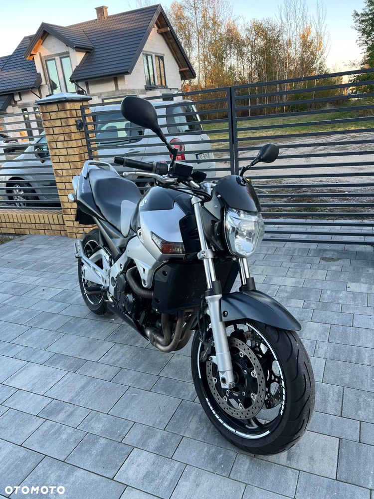 Suzuki GSR - 2