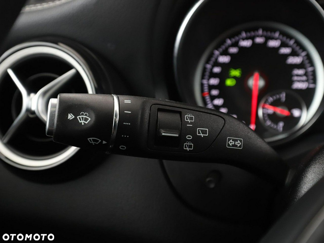 Mercedes-Benz GLA 180 7G-DCT UrbanStyle Edition - 31