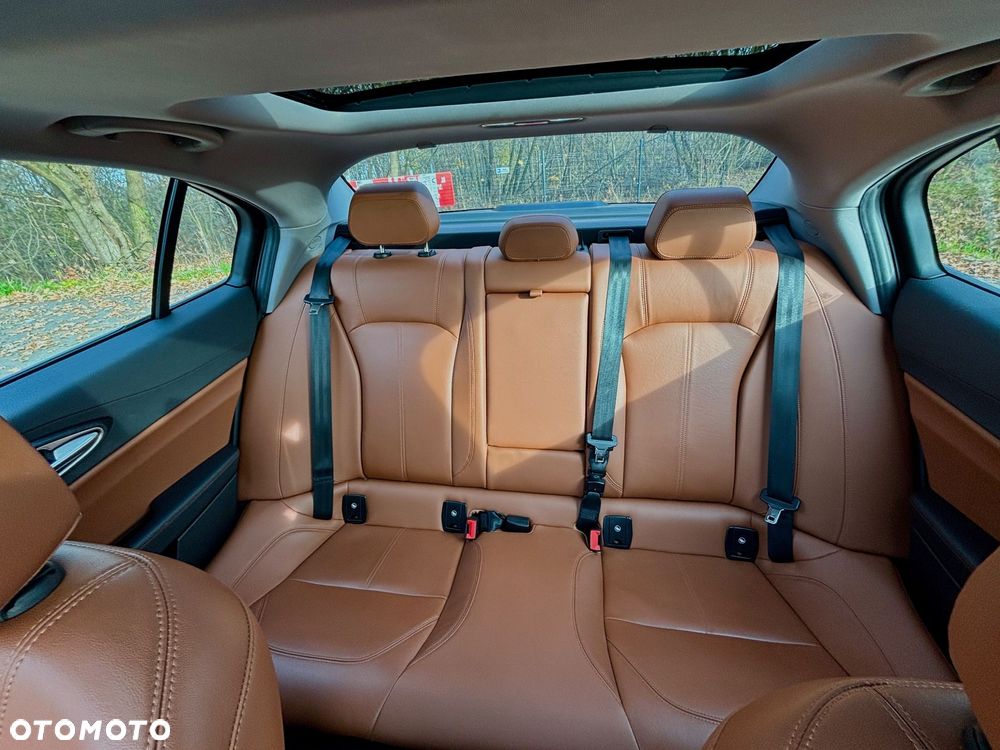 Alfa Romeo Giulia 2.0 Turbo 16V AT8-Q4 Ti - 12