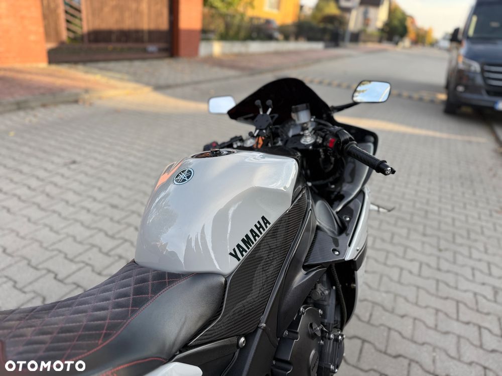 Yamaha R1 - 16