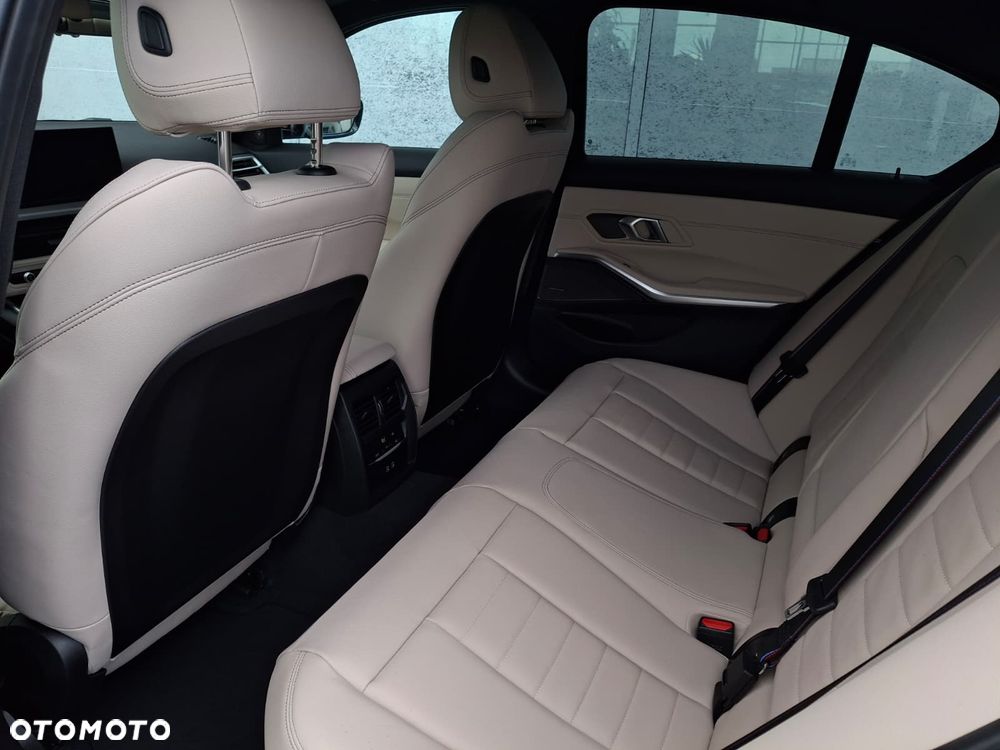 BMW Seria 3 320i xDrive M Sport - 26