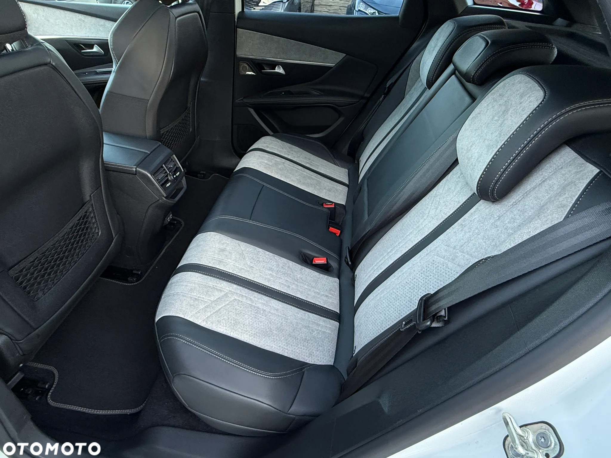 Peugeot 3008 Plug-In Hybrid 225 e-EAT8 GT - 30