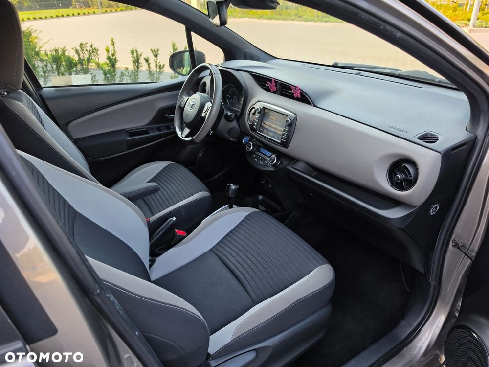 Toyota Yaris Hybrid 100 Selection Pure - 15