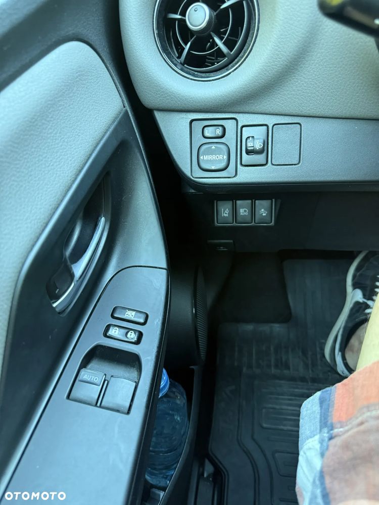Toyota Yaris 1.5 - 13