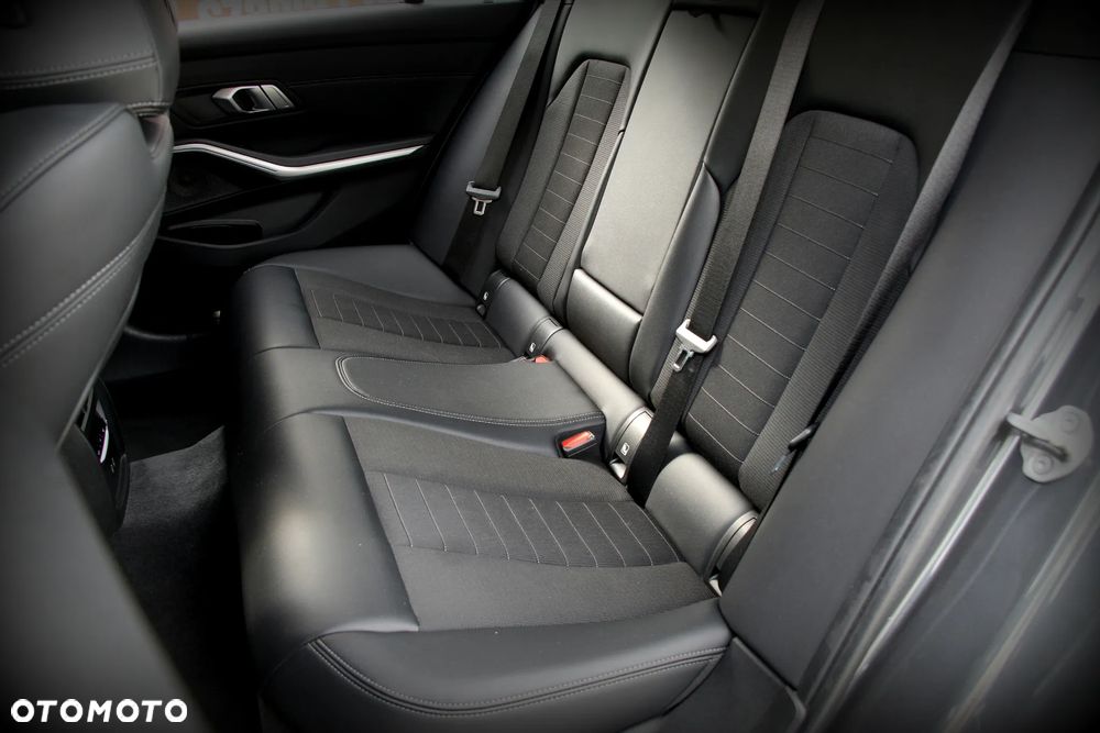 BMW Seria 3 330e Sport Line - 10