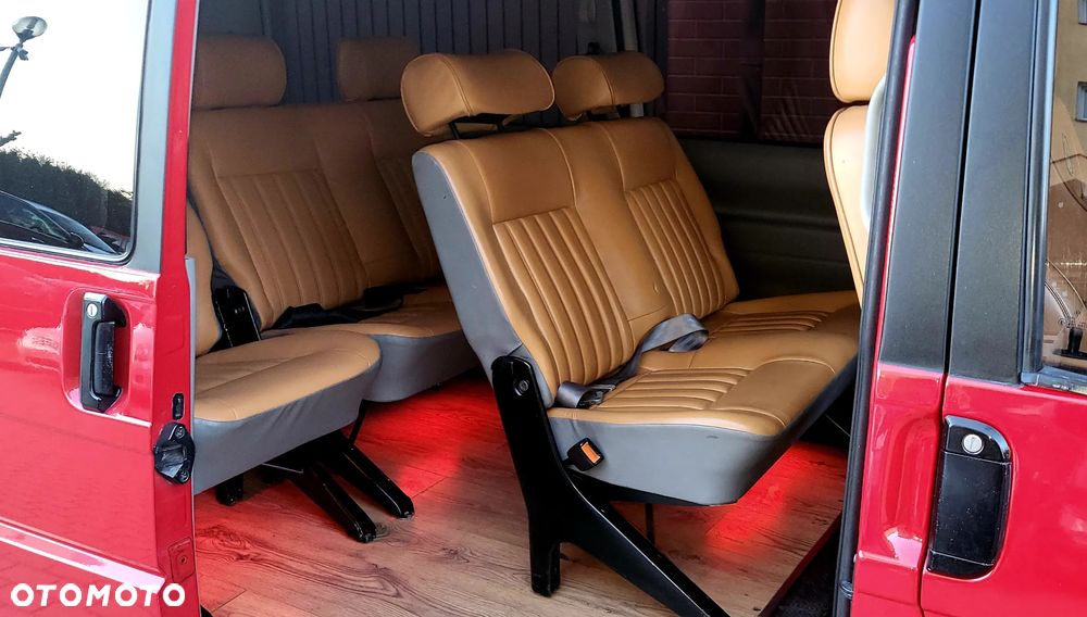 Volkswagen Caravelle - 12