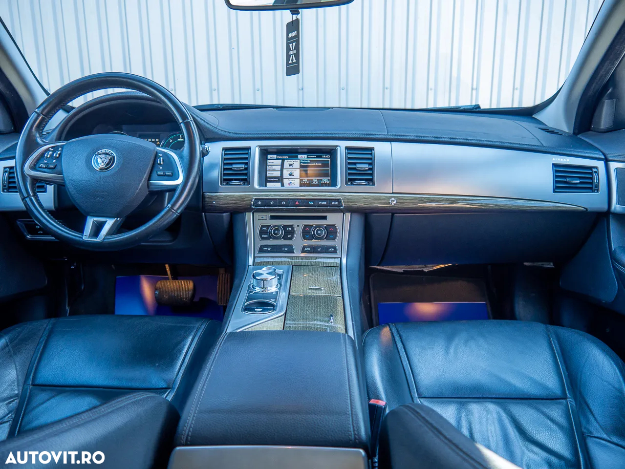 Jaguar XF 2.2D - 33
