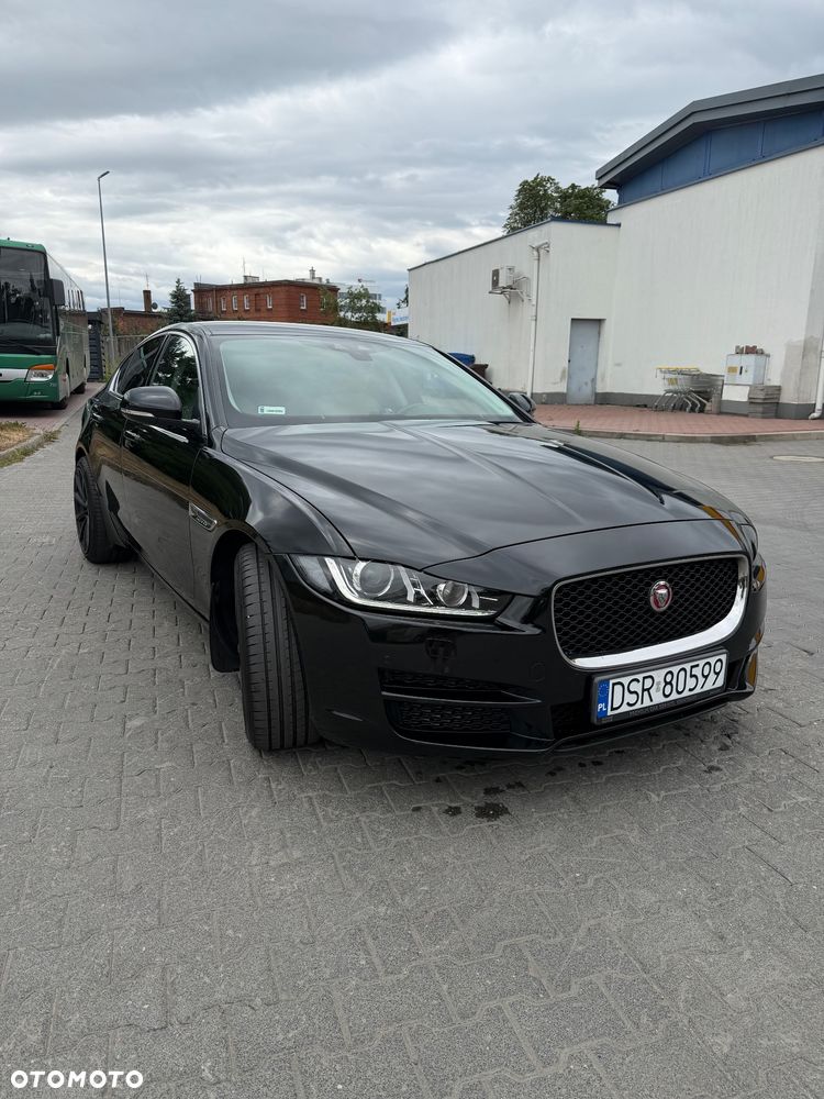 Jaguar XE 2.0 D Prestige - 9