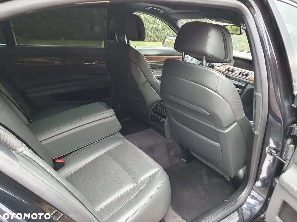 BMW Seria 7 750i xDrive - 5