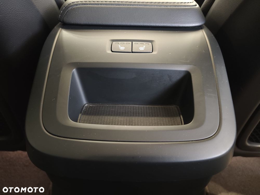 Volvo XC 60 B4 B Plus Dark - 34