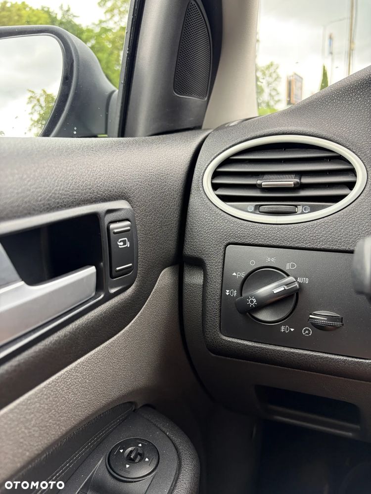 Ford Focus 1.8 Ghia - 12