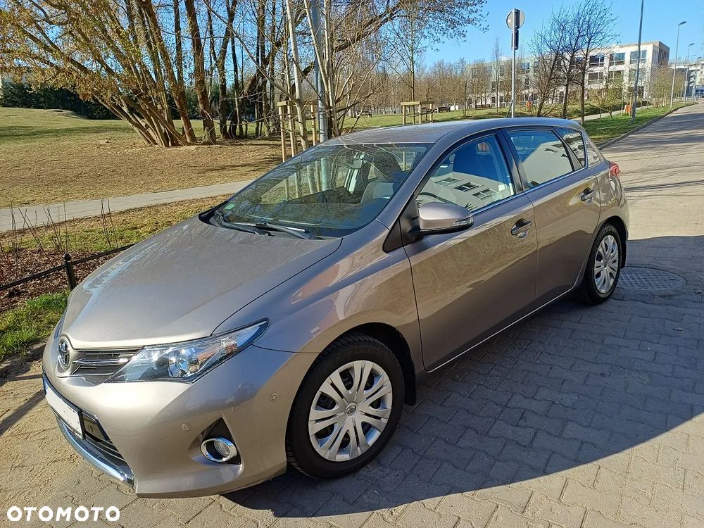 Toyota Auris 1.6 Premium + - 1