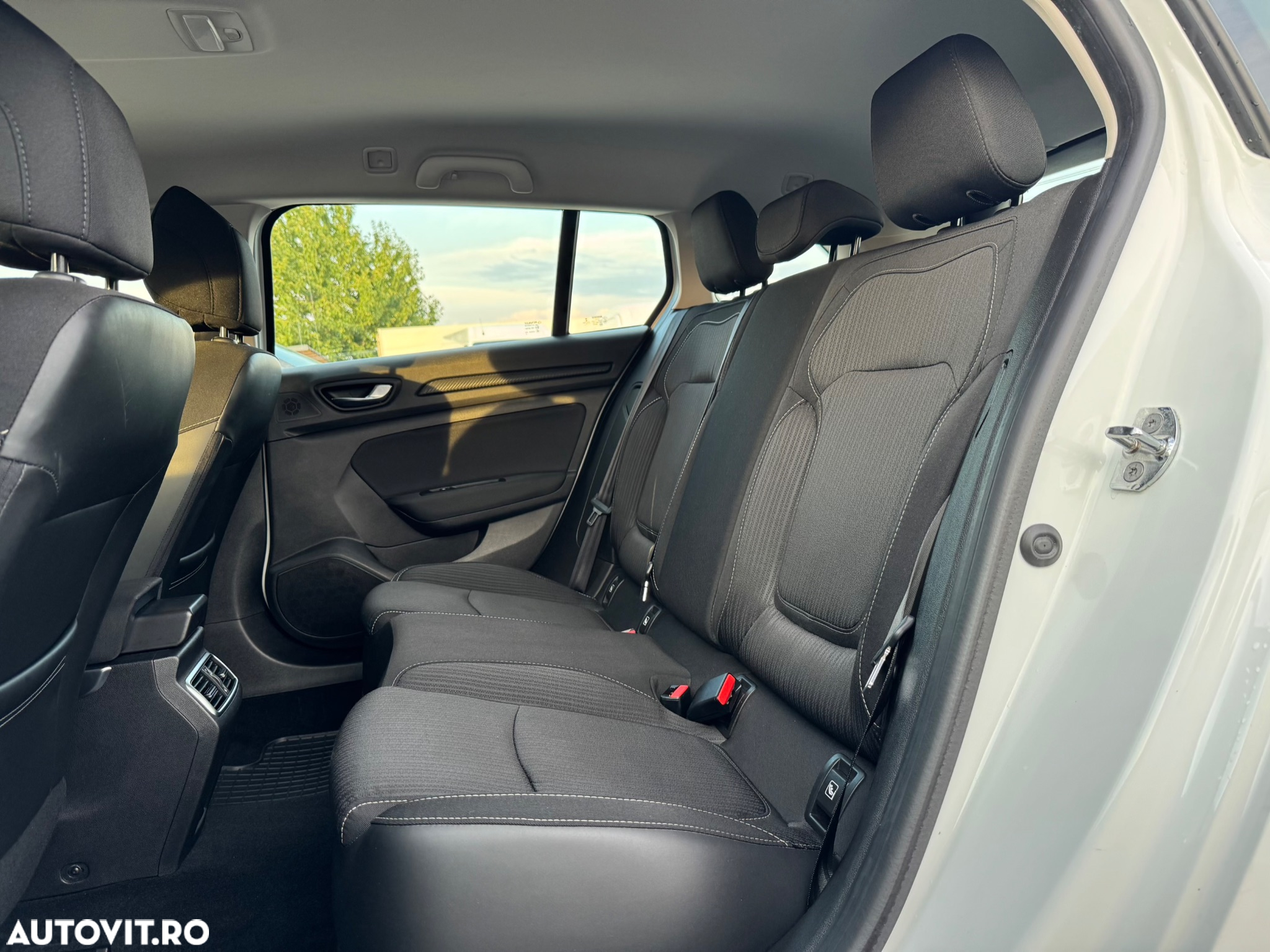 Renault Megane Grandtour TCe 140 GPF BUSINESS EDITION - 24